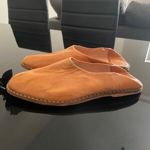 **Handmade Moroccan Camel Genuine Leather Babouche Slippers - (Unisex)**
